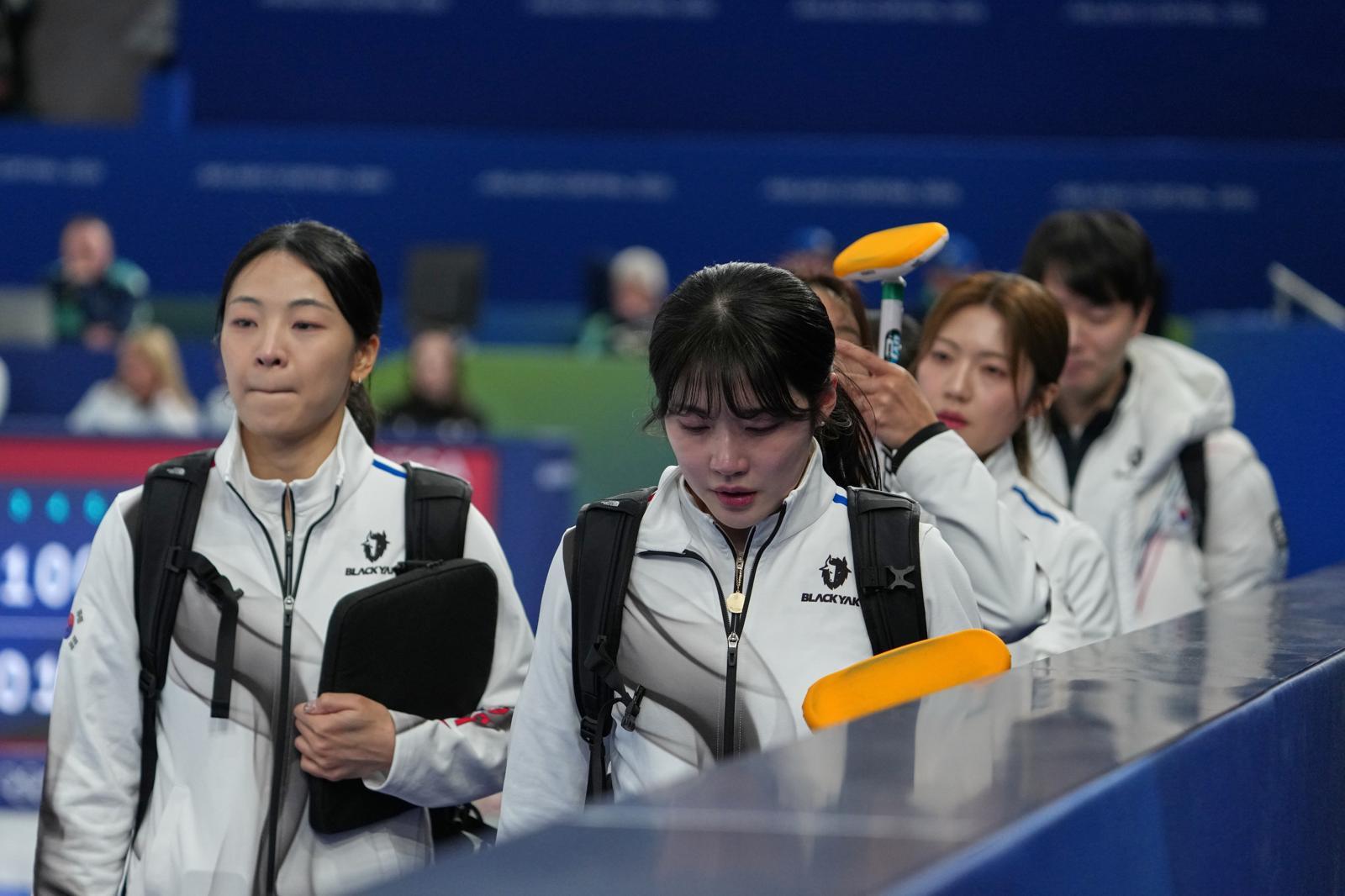 한국 여자 컬링 대표팀 선수들이 20일 끝난 2026 밀라노-코르티나담페초 겨울올림픽 여자 컬링 라운드로빈 최종 9차전에서 캐나다에 7-10으로 패해 준결승 진출이 좌절된 후 아쉬운 표정으로 경기장을 빠져나가고 있다. 코르티나담페초=AP 뉴시스