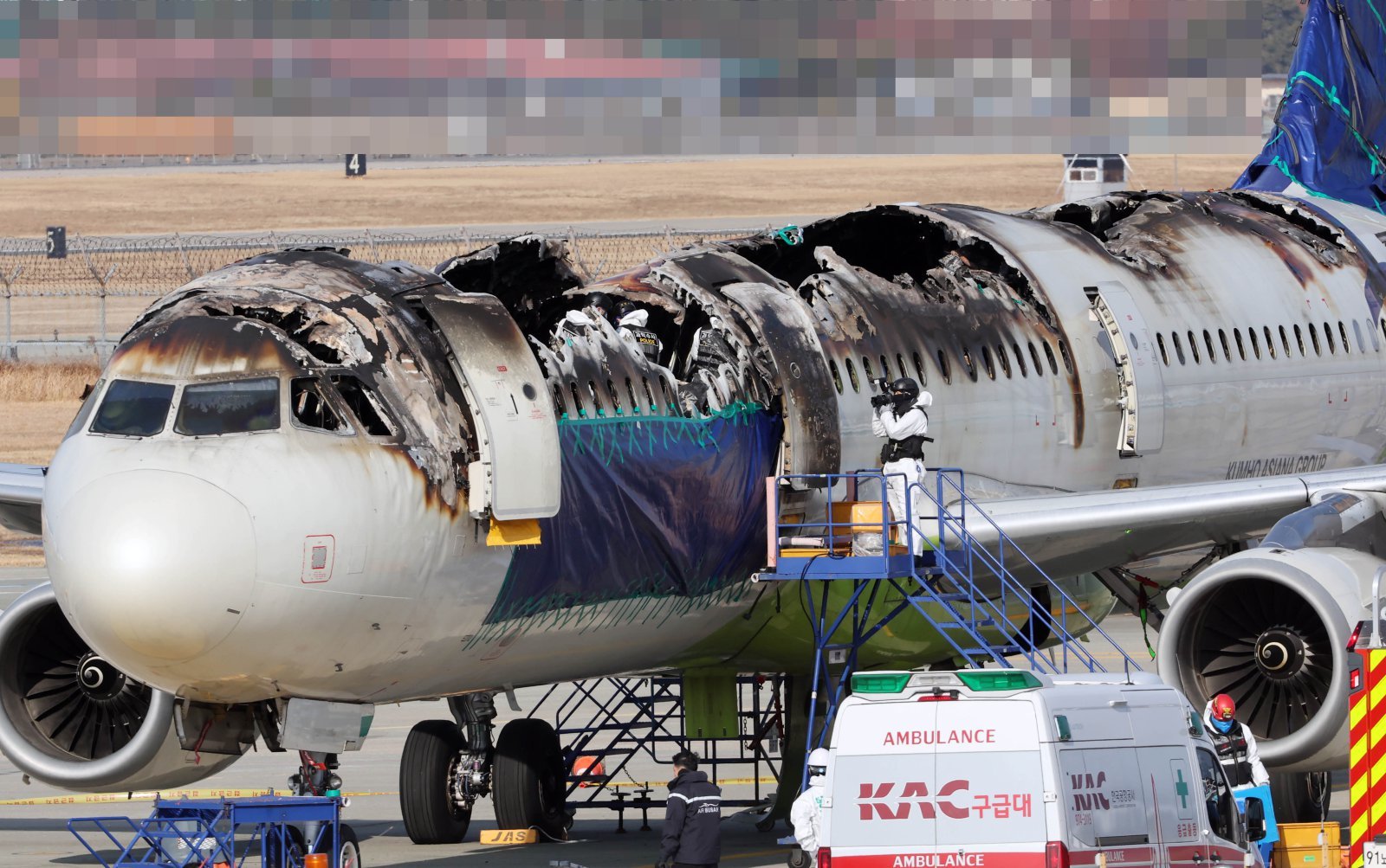 국토교통부 항공철도사고조사위원회와 프랑스 항공사고조사위원회, 부산경찰청, 부산소방재난본부, 국립과학수사연구원 등이 3일 부산 강서구 김해국제공항 에어부산 항공기 화재현장에서 합동감식을 하고 있다. 2025.02.03 [부산=뉴시스]