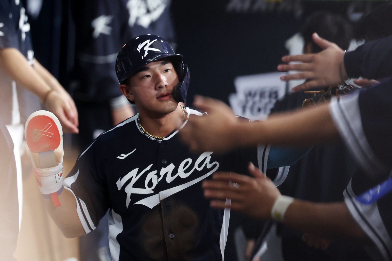 한국 3회초 공격 1사 주자 2, 3루서 문보경의 내야 땅볼 때 3루 주자 안현민이 홈인한 뒤 더그아웃에서 동료들과 하이파이브하고 있다.