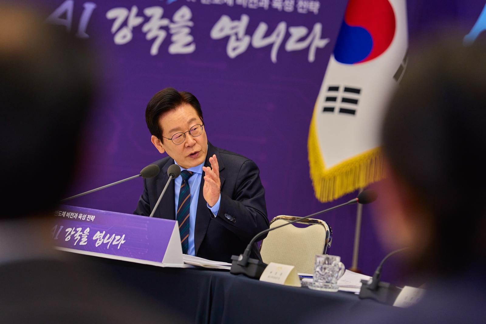 이재명 대통령이 10일 서울 용산 대통령실 청사에서 열린 AI 시대의 K-반도체 비전과 육성전략 보고회에서 발언하고 있다. 2025.12.10 대통령실 제공