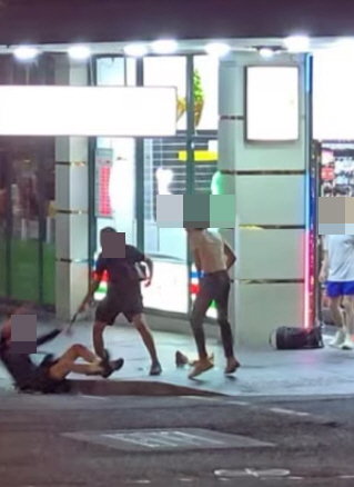 호주 시드니 도심에서 한국인으로 추정되는 남성들이 무차별 폭행을 당하는 모습. 사진=인스타그램 @asianswithattitudes