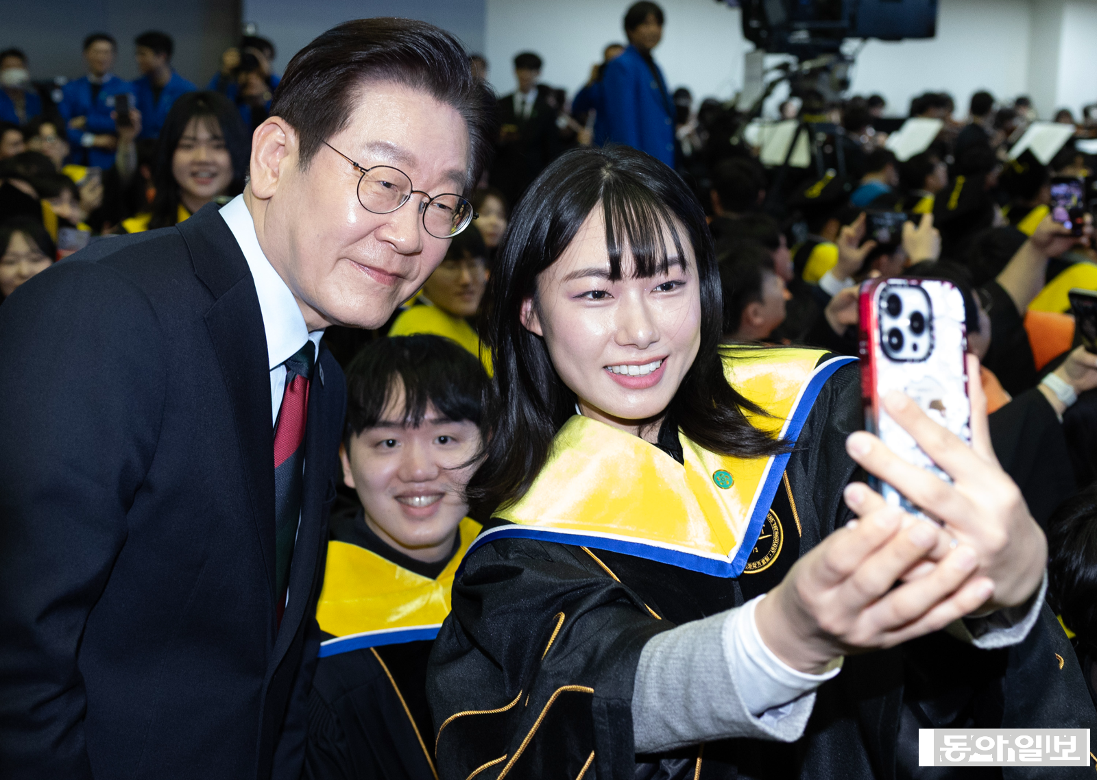 이재명 대통령이 20일 오후 대전 카이스트에서 열린 카이스트(KAIST) 학위수여식을 마치고 퇴장하던 중 졸업생과 셀카를 찍고 있다. 대전=송은석 기자 silverstone@donga.com