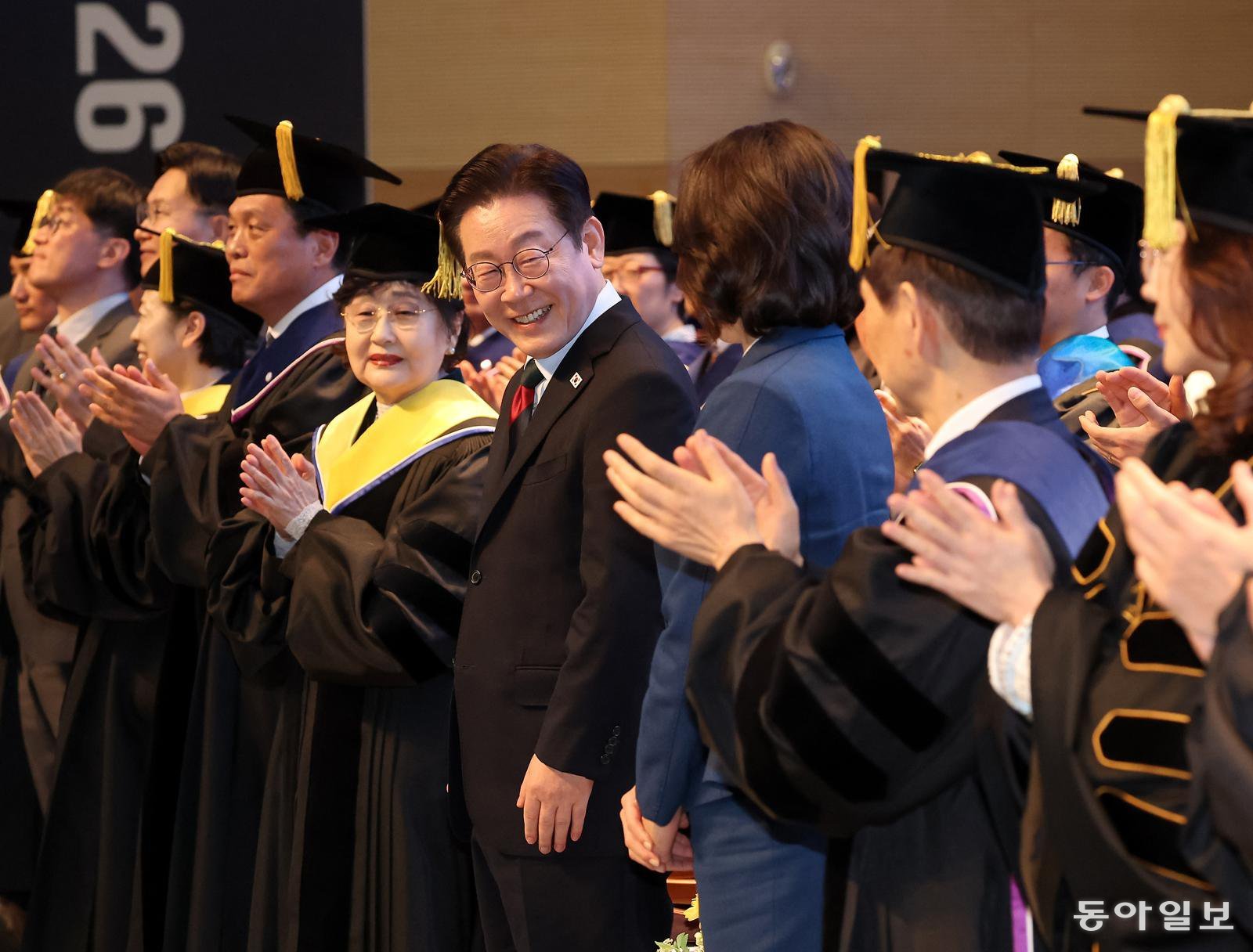 이재명 대통령이 20일 오후 대전 카이스트에서 열린 카이스트(KAIST) 학위수여식에 참석해 박수를 받고 있다. 대전=송은석 기자 silverstone@donga.com