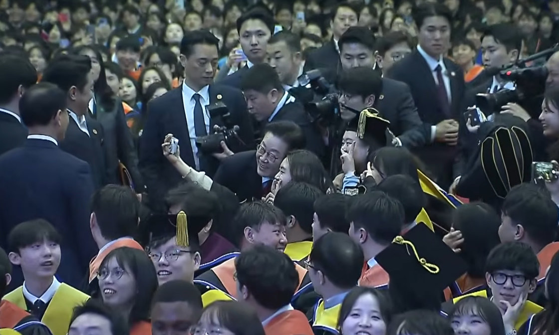 尹 ‘입틀막’ 카이스트서…李, 졸업생과 하이파이브-셀카