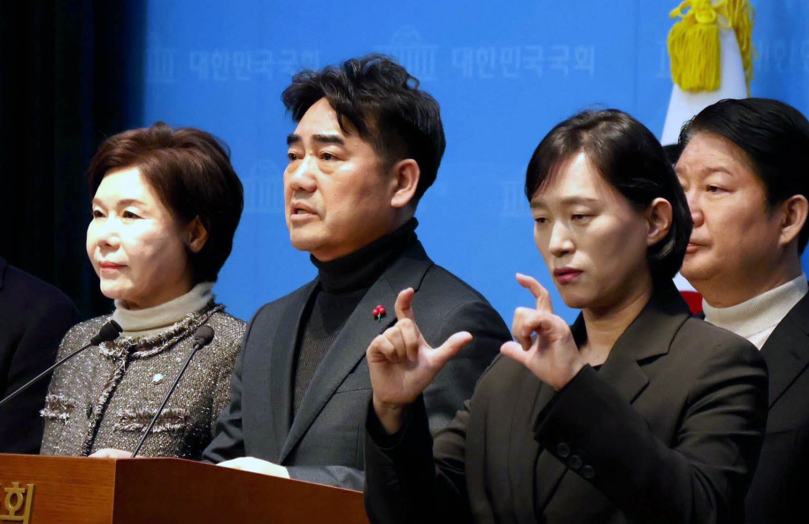 국민의힘 내 소장파 의원 모임인 ‘대안과 미래’ 이성권 간사를 비롯한 의원들이 19일 서울 여의도 국회 소통관에서 ‘윤석열 전 대통령 내란죄 무기징역 선고‘  관련 입장 발표를 하고 있다.(사진=이성권 의원실 제공) 2026.02.19 뉴시스