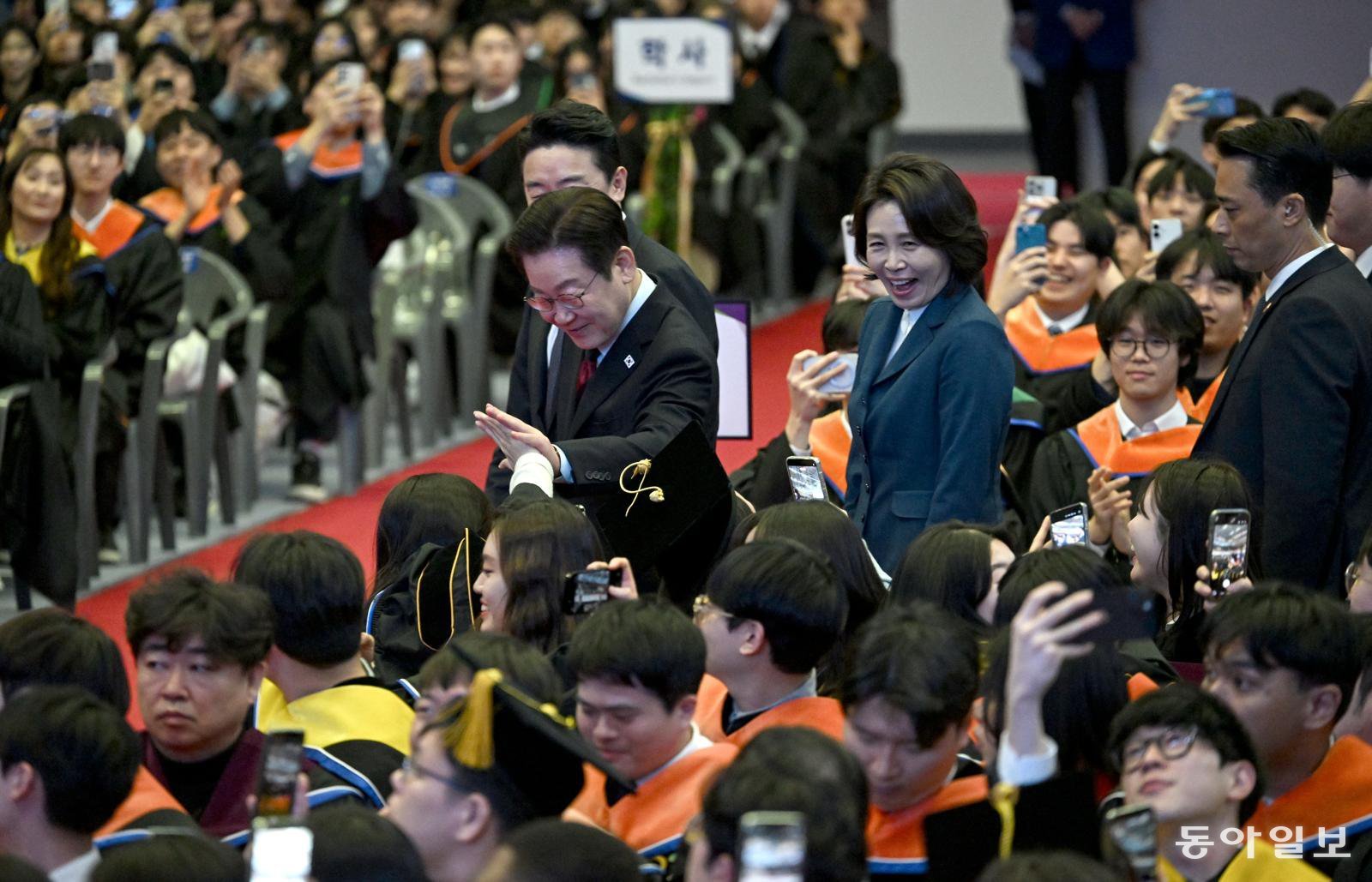 카이스트 찾은 李대통령, ‘입틀막’ 대신 ‘하이파이브’[청계천 옆 사진관]