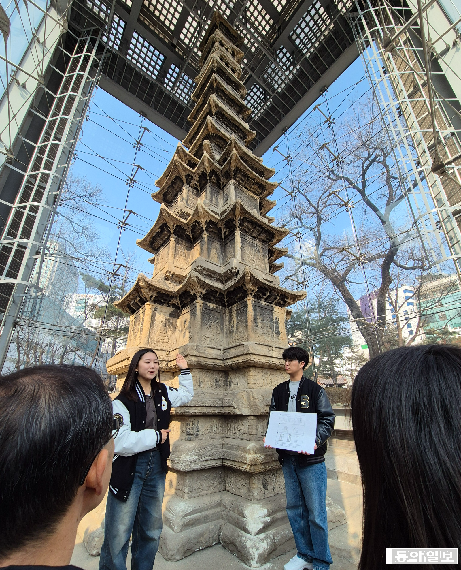 20일 서울 종로구 탑골공원 내 원각사지십층석탑 내부가 1999년 유리보호각 설치 이후 27년 만에 처음으로 개방됐다. 사전 공개회에서 성균관대 학생들이 석탑에 대해 설명을 하고있다. 김재명 기자 base@donga.com