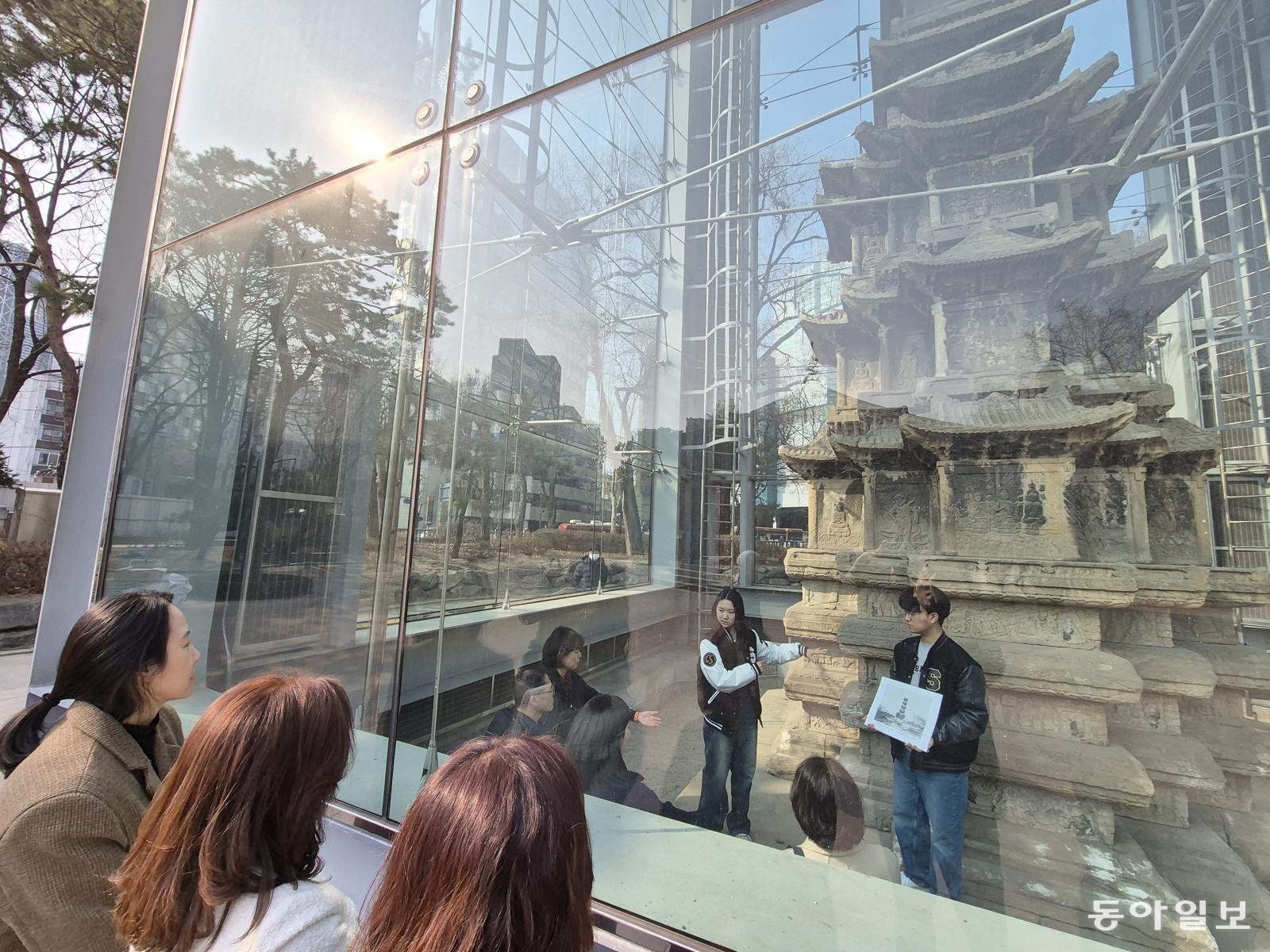 20일 서울 종로구 탑골공원 내 원각사지십층석탑 내부가 1999년 유리보호각 설치 이후 27년 만에 처음으로 개방됐다. 일반인 관람은 3월 4일부터 15일까지며, 성균관대 역사 동아리 학생들이 전시물 해설사로 참여해 설명할 예정이다. 김재명 기자 base@donga.com