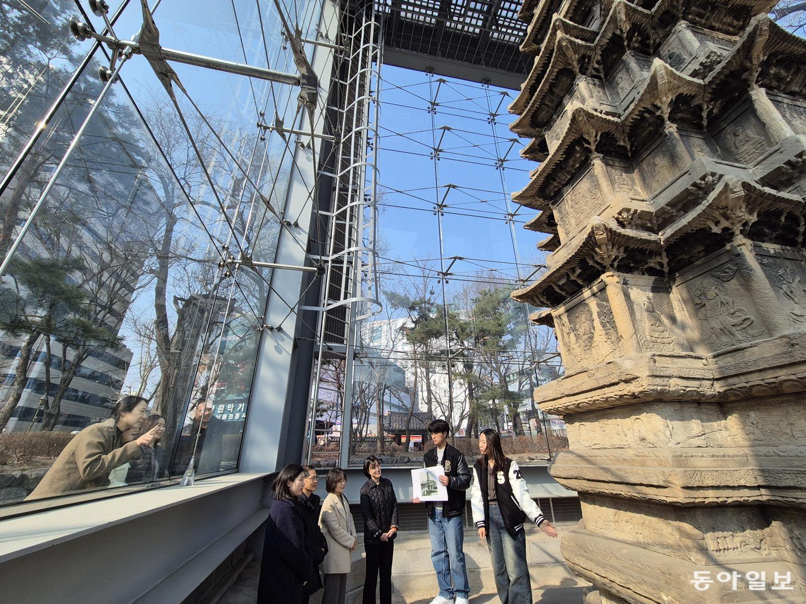 20일 서울 종로구 탑골공원 내 원각사지십층석탑 내부가 1999년 유리보호각 설치 이후 27년 만에 처음으로 개방됐다. 일반인 관람은 3월 4일부터 15일까지며, 성균관대 역사 동아리 학생들이 전시물 해설사로 참여해 설명할 예정이다. 김재명 기자 base@donga.com