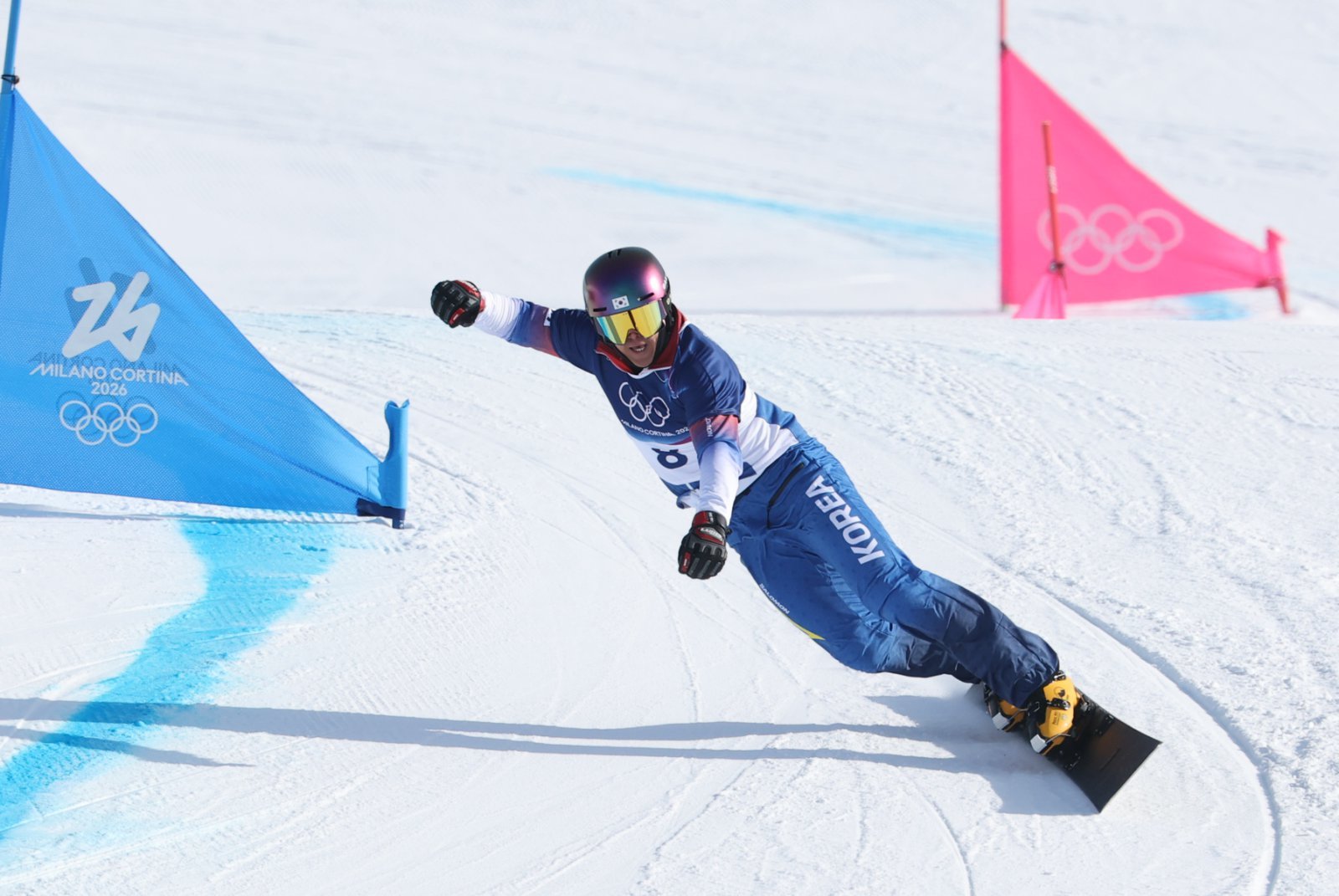 스노보드 김상겸이 8일(현지시간) 이탈리아 리비뇨의 스노파크에서 열린 2026 밀라노·코르티나담페초 동계올림픽 스노보드 남자 평행 대회전 준결승에서 질주하고 있다. 2026.2.8 뉴스1