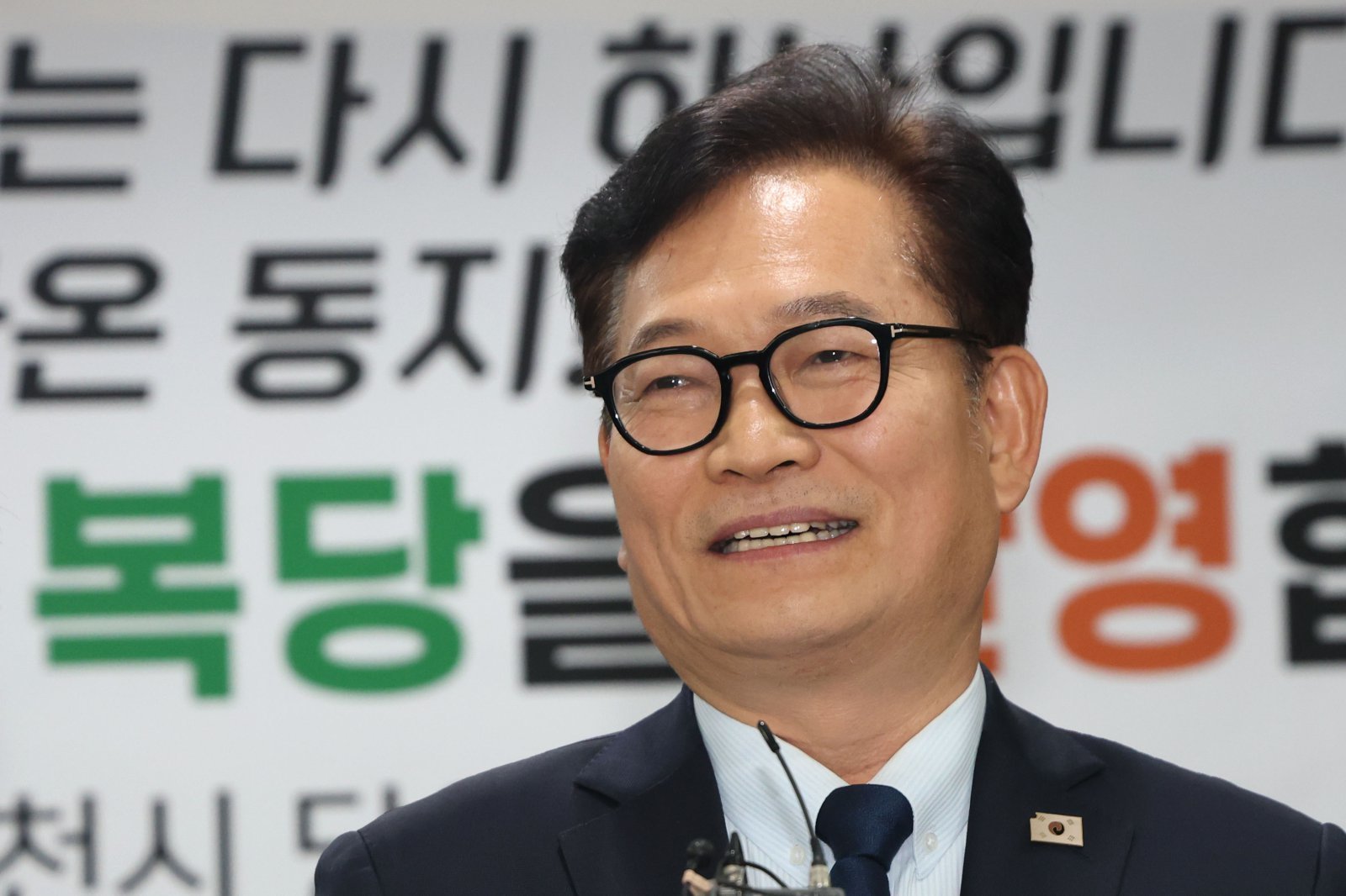송영길 전 더불어민주당 대표가 20일 오후 인천 남동구 더불어민주당 인천시당을 찾아 복당 신청서를 제출한뒤 소회를 밝히고 있다. 2026.2.20 뉴스1