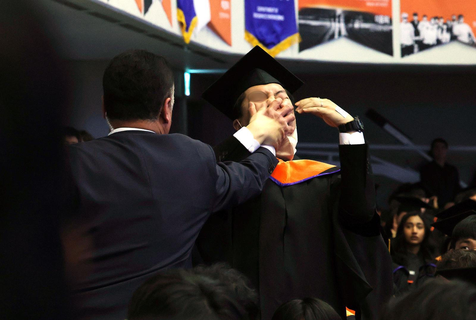 16일 대전 유성구 카이스트(KAIST)에서 열린 2024년 학위수여식에서 한 석사 졸업생이 축사 중인 윤석열 대통령에게 R&D 예산 복원 등을 요구하며 자리에서 일어나 항의하다 제지 당하고 있다. 2024.02.16 대전=뉴시스