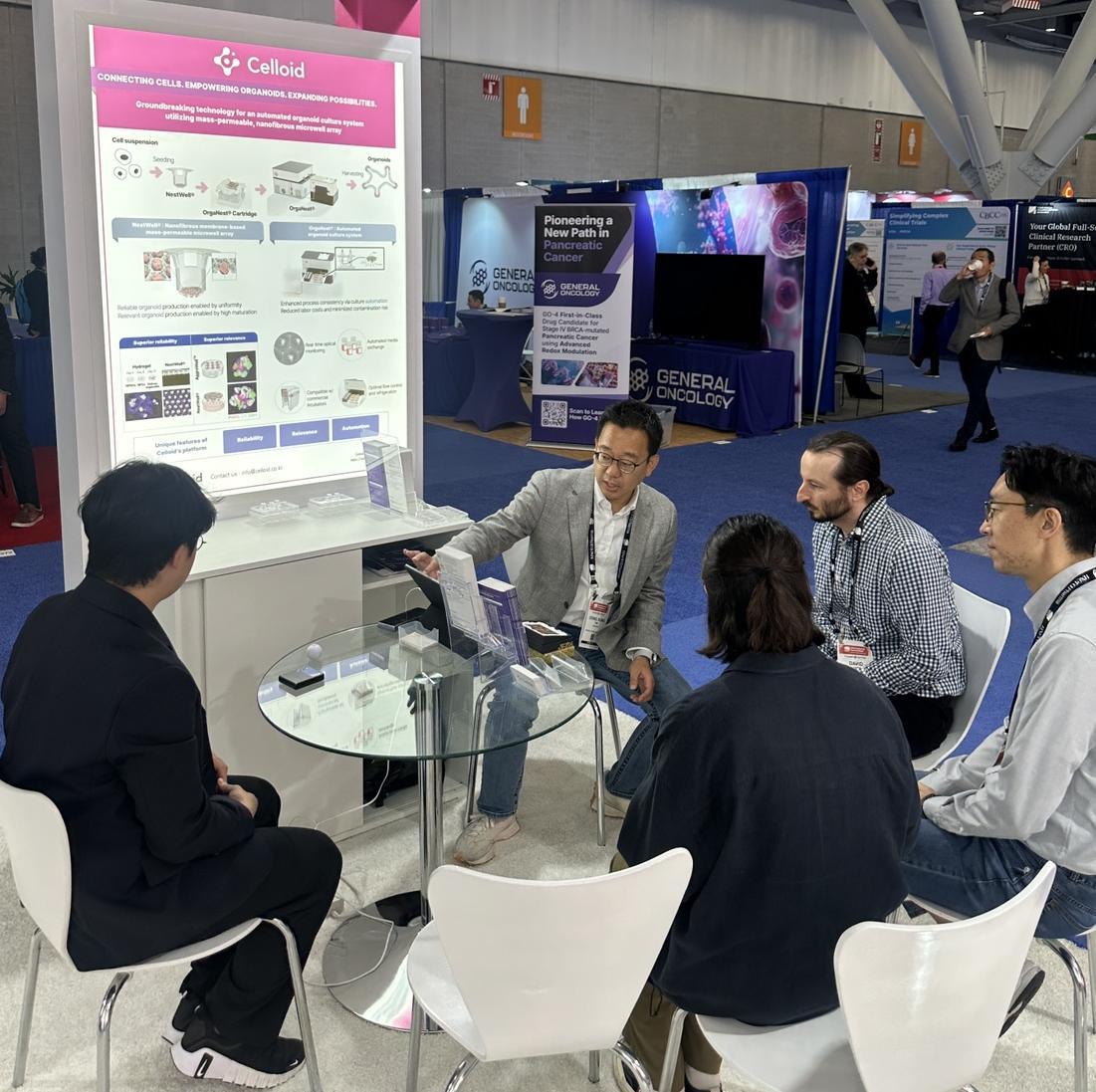 김동성 셀로이드 대표이사와 임직원들이 작년 6월 미국 보스턴에서 열린 바이오USA 전시회에서 자사 3차원 배양 시스템의 성능을 설명하고 있다. 셀로이드 제공