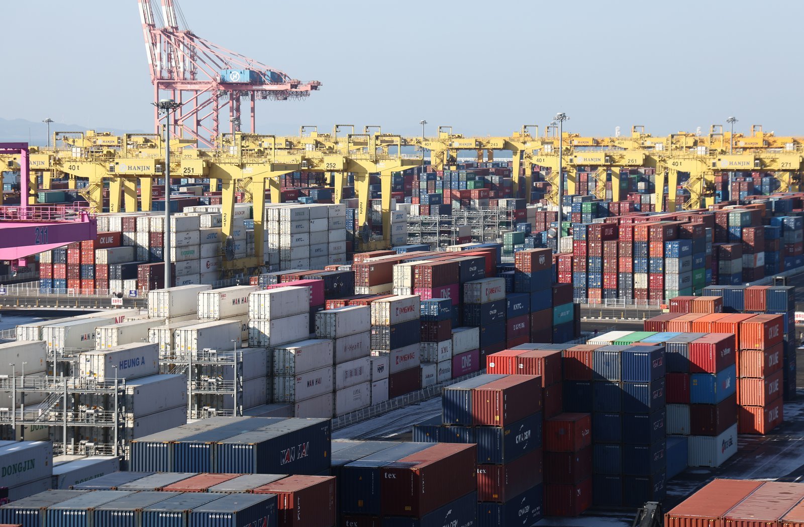 지난해 지역 경제는 반도체·조선업 호황으로 충북·울산 등은 성장했으나, 건설경기 부진으로 12개 지역은 역성장하며 업종 간 극명한 온도 차와 지역 격차를 보였다. 뉴스1