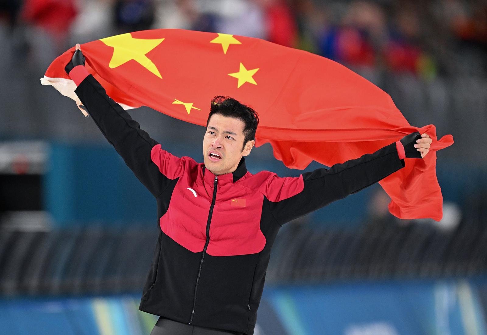 중국의 닝중옌이 19일(현지 시간) 이탈리아 밀라노 스피드스케이팅 스타디움에서 열린 2026 밀라노·코르티나 담페초 동계올림픽 스피드스케이팅 남자 1500m 경기에서 금메달을 차지한 뒤 기뻐하고 있다. 밀라노=신화/뉴시스