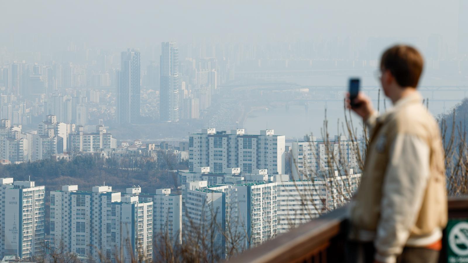 20일 오후 서울 남산에서 바라본 도심 아파트 단지.  이날 한국부동산원이 발표한 2월 3주 주간 아파트가격 동향에 따르면 서울 아파트 매매가격은 0.15% 올라 2월 2주(0.22%)보다 상승 폭이 0.07포인트(p) 줄었다. 설 연휴로 거래와 매수 문의는 줄었지만 대단지·역세권·학군지·재건축 추진 단지에 수요가 몰리며 지수는 플러스 흐름을 유지했다. 2026.2.20/뉴스1