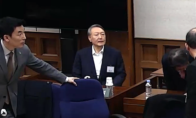 윤석열 전 대통령이 19일 오후 서울 서초구 서울중앙지방법원에서 열린 12·3 비상계엄 관련 내란 우두머리 혐의 사건 1심 선고공판에 출석하고 있다. 윤 전 대통령은 이날 내란 우두머리 혐의 1심 선고공판에서 2024년 12월 3일 비상계엄을 선포한 지 443일 만에 무기징역을 선고받았다. 2026.2.19 서울중앙지법 제공