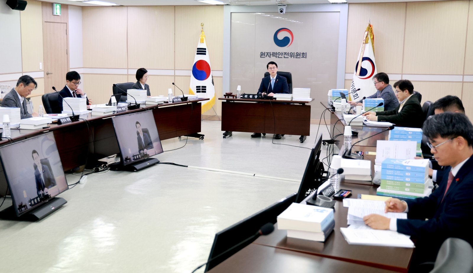 최원호 원자력안전위원회 위원장이 30일 서울 중구 원자력안전위원회(원안위)에서 열린 제228회 전체회의에서 모두발언을 하고 있다.  2025.12.30 뉴스1