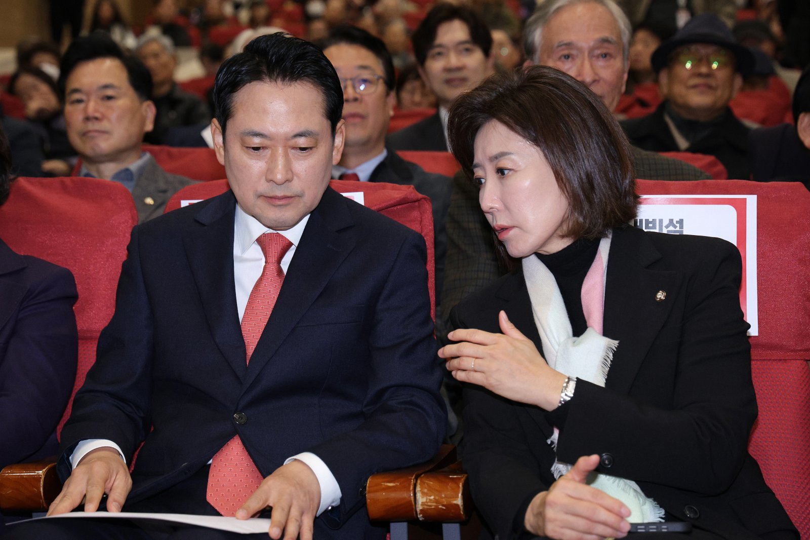 장동혁 국민의힘 대표와 나경원 의원이 26일 서울 여의도 국회 의원회관에서 열린 ‘독립외교 40년 : 이승만의 외로운 투쟁’ 시사회에서 대화하고 있다. 2025.11.26 뉴스1