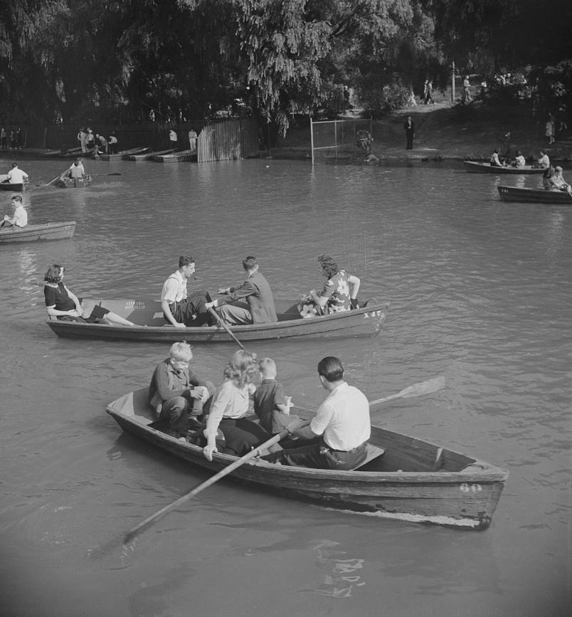 1942년 미국 뉴욕 센트럴파크에 있는 연못. 20세기 중반까지도 휴일이면 가족이나 커플이 센트럴파크 연못에서 배를 타고 노는 모습을 쉽게 찾아볼 수 있었다. 한뼘책방 제공 ⓒ미국 의회도서관