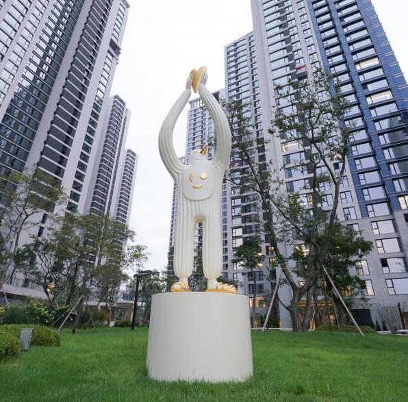 서울 강남구 ‘청담르엘’에 설치된 스페인 설치미술가 하이메 아욘의 ‘하이 러브(High Love)’. 롯데건설 제공