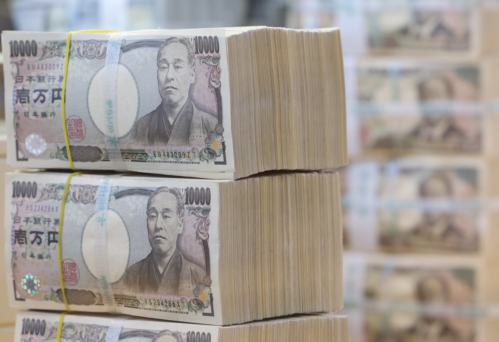 22일 서울 중구 하나은행 위변조대응센터에서 직원이 엔화를 정리하고 있다.   미국 트럼프 행정부의 관세 타격에 따른 경기 침체 우려에 엔화가 새로운 투자처로 각광받으며 달러 당 엔화 가치는 140엔 선까지 내려가 7개월 만에 최고 수준으로 나타났다. 2025.04.22 뉴시스