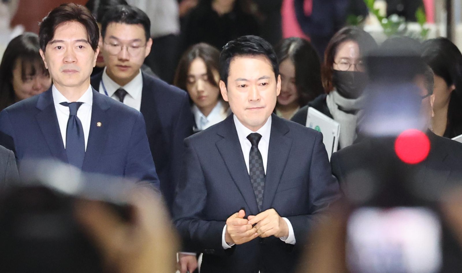 장동혁 국민의힘 대표(가운데)가 20일 서울 여의도 국회에서 윤석열 전 대통령 1심 선고에 대한 입장을 발표하기 위해 기자회견장으로 향하고 있다. 장 대표는 윤 전 대통령과의 절연을 요구하는 당내 목소리에 대해 “사과와 절연의 주장을 반복하는 것은 분열의 씨앗을 뿌리는 일”이라며 “자신들의 이익을 위해 대통령의 이름을 이용하는 세력, 대통령과의 절연을 앞세워 당을 갈라치기 하는 세력, 단호하게 절연해야 할 대상은 오히려 이들”이라고 했다. 뉴스1