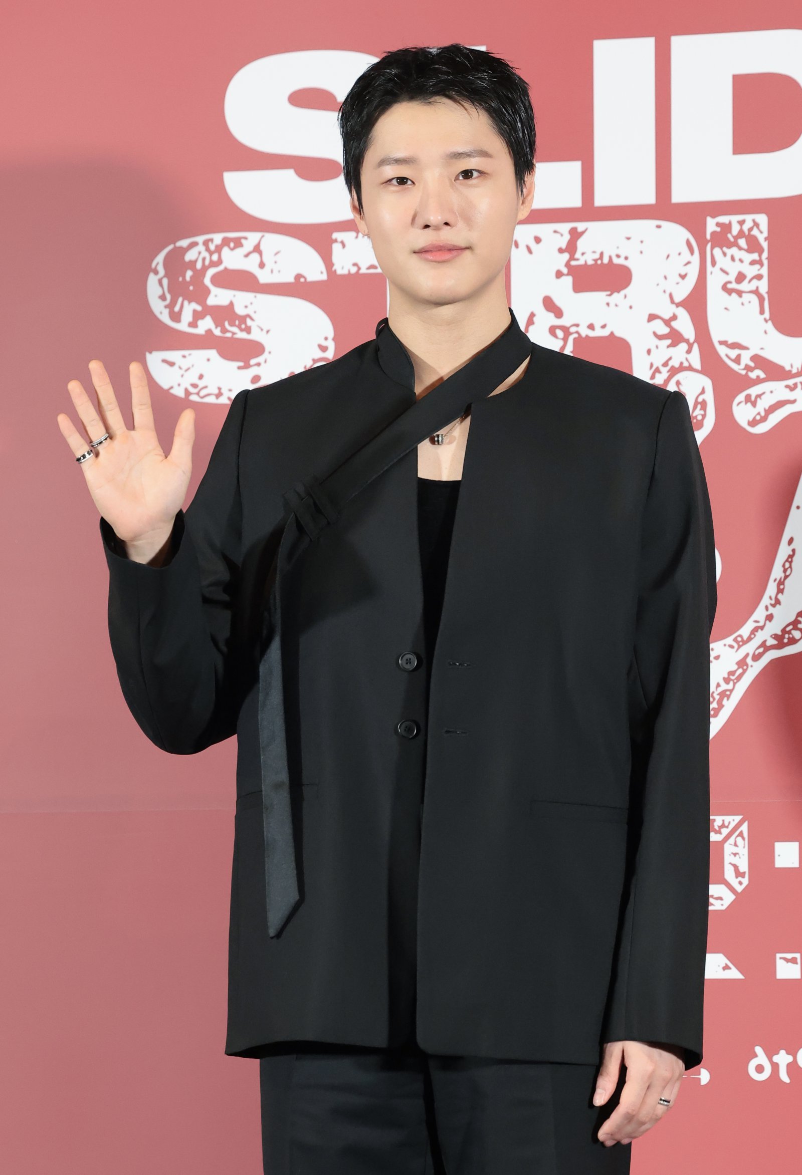 가수 우즈(WOODZ)가 20일 오후 서울 용산구 CGV용산아이파크몰에서 열린 영화 ‘슬라이드 스트럼 뮤트’ 언론시사회 및 기자간담회에 참석해 포즈를 취하고 있다. ‘슬라이드 스트럼 뮤트’는 오디션에 불합격한 어느 밤, 의문의 남자가 맡긴 부서진 기타를 연주한 ‘우진’(우즈 분)이 저주받은 시간을 가로질러 욕망으로 질주하는 미스터리 쇼트 필름이다. 2026.2.20 뉴스1