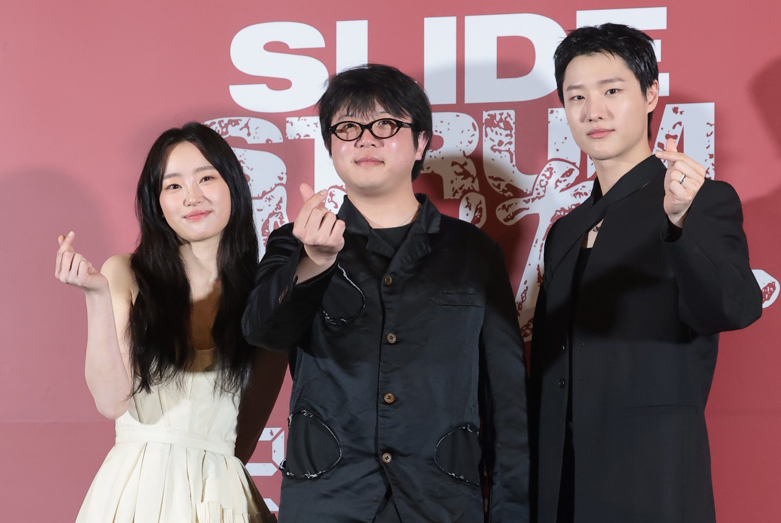 배우 정회린(왼쪽부터)과 박세영 감독, 우즈가 20일 오후 서울 용산구 CGV용산아이파크몰에서 열린 영화 ‘슬라이드 스트럼 뮤트’ 언론시사회 및 기자간담회에 참석해 포즈를 취하고 있다. ‘슬라이드 스트럼 뮤트’는 오디션에 불합격한 어느 밤, 의문의 남자가 맡긴 부서진 기타를 연주한 ‘우진’(우즈 분)이 저주받은 시간을 가로질러 욕망으로 질주하는 미스터리 쇼트 필름이다. 2026.2.20 뉴스1
