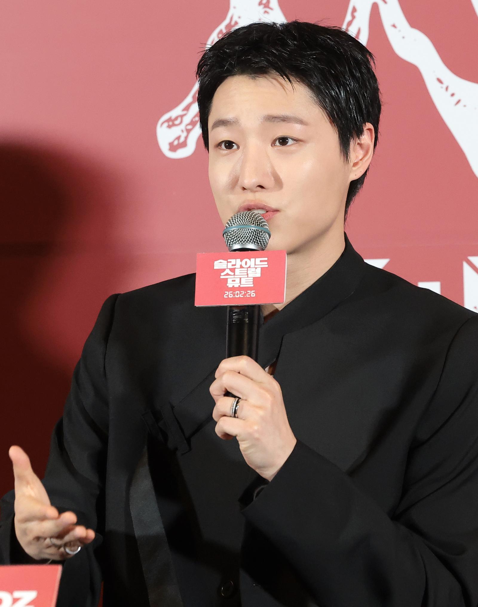 가수 우즈(WOODZ)가 20일 오후 서울 용산구 CGV용산아이파크몰에서 열린 영화 ‘슬라이드 스트럼 뮤트’ 언론시사회 및 기자간담회에 참석해 인사말을 하고 있다. ‘슬라이드 스트럼 뮤트’는 오디션에 불합격한 어느 밤, 의문의 남자가 맡긴 부서진 기타를 연주한 ‘우진’(우즈 분)이 저주받은 시간을 가로질러 욕망으로 질주하는 미스터리 쇼트 필름이다. 2026.2.20 뉴스1