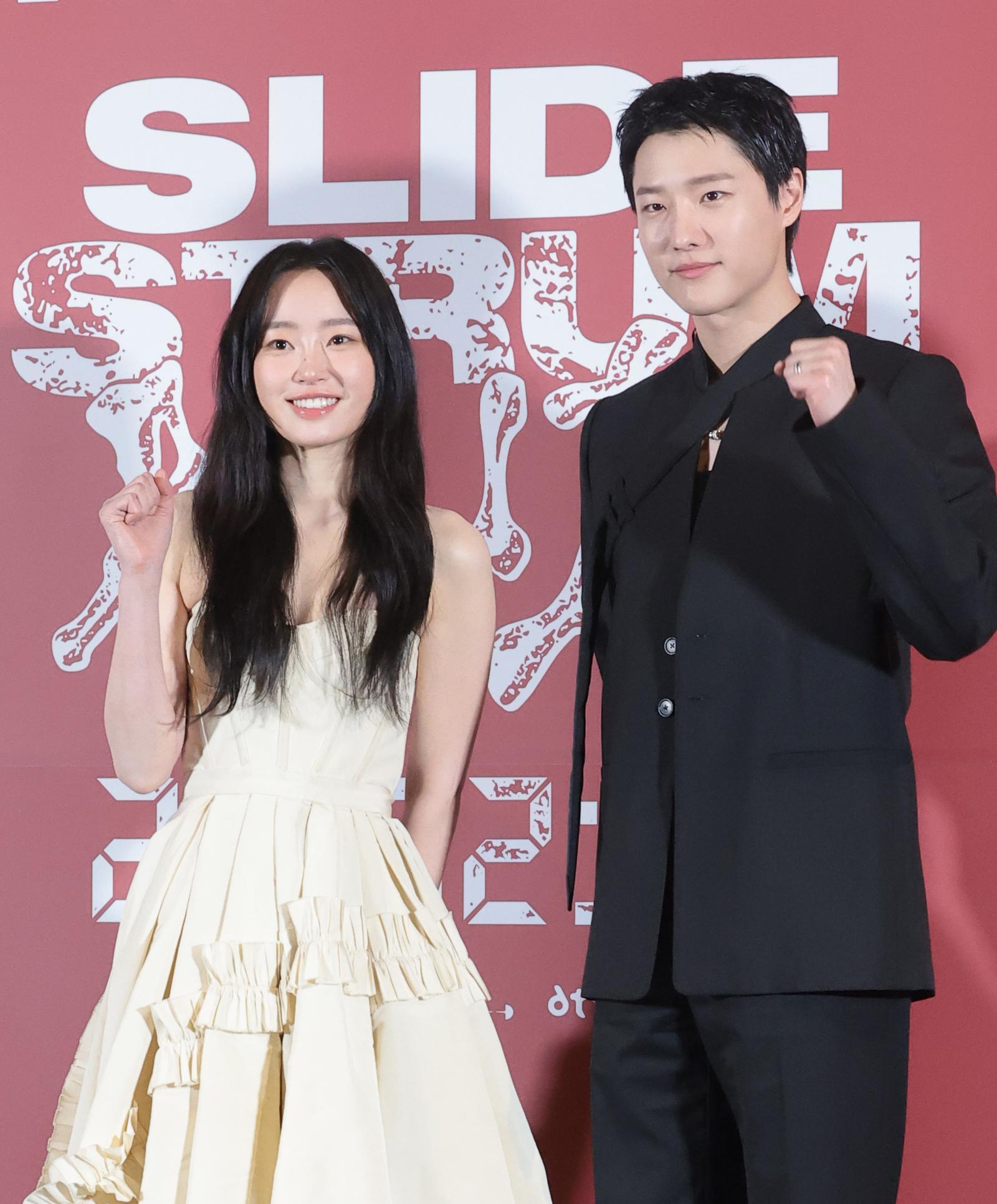 배우 정회린과 우즈(오른쪽)가 20일 오후 서울 용산구 CGV용산아이파크몰에서 열린 영화 ‘슬라이드 스트럼 뮤트’ 언론시사회 및 기자간담회에 참석해 포즈를 취하고 있다. ‘슬라이드 스트럼 뮤트’는 오디션에 불합격한 어느 밤, 의문의 남자가 맡긴 부서진 기타를 연주한 ‘우진’(우즈 분)이 저주받은 시간을 가로질러 욕망으로 질주하는 미스터리 쇼트 필름이다. 2026.2.20 뉴스1