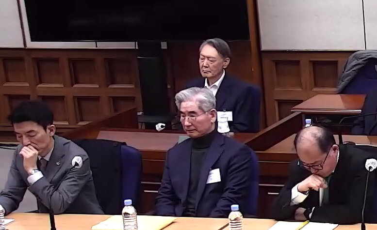 윤석열(가운데 위) 전 대통령이 19일 서울 서초구 서울중앙지방법원에서 열린 내란 우두머리 혐의 사건 1심 선고기일에서 지귀연 부장판사의 판결문을 듣고 있다. 법원은 내란 우두머리 혐의로 기소된 윤 전 대통령에게 무기징역을 선고했다. 가운데 아래는 김용현 전 국방부 장관. (사진= 서울중앙지법 제공) 2026.02.19 뉴시스