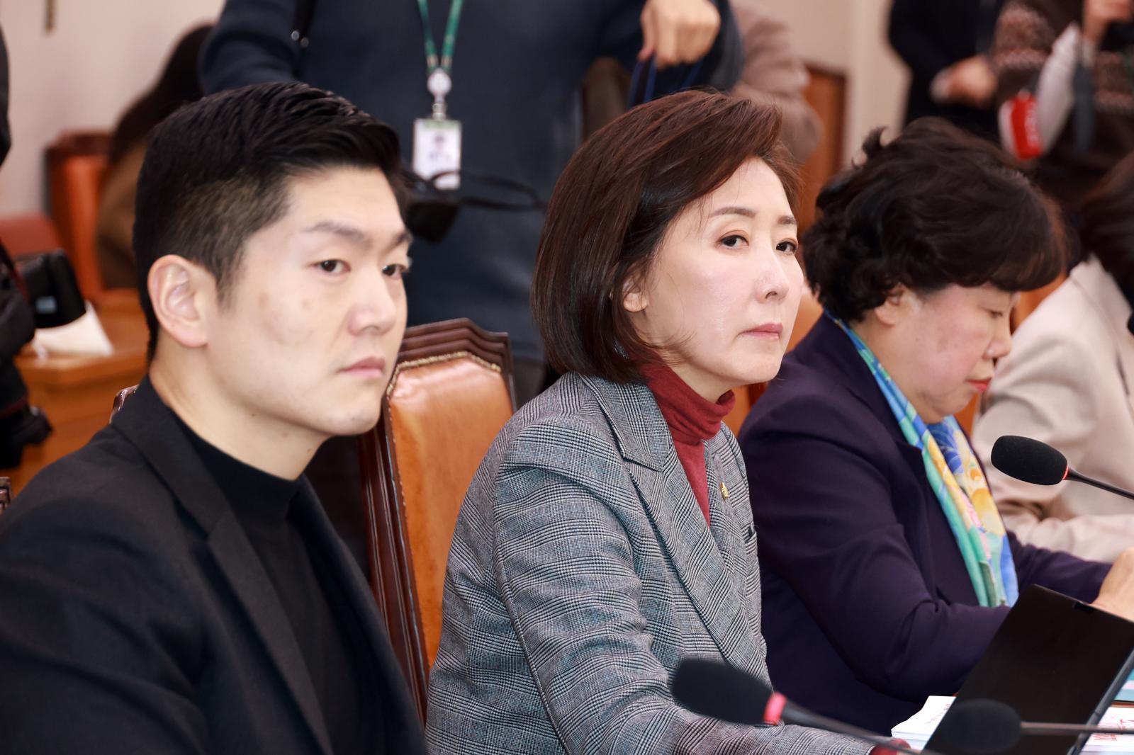 국민의힘 나경원, 김재섭 의원이 20일 서울 여의도 국회에서 열린 법제사법위원회 제5차 법안심사제1소위원회에서 김용민 소위원장을 바라보고 있다. 뉴시스