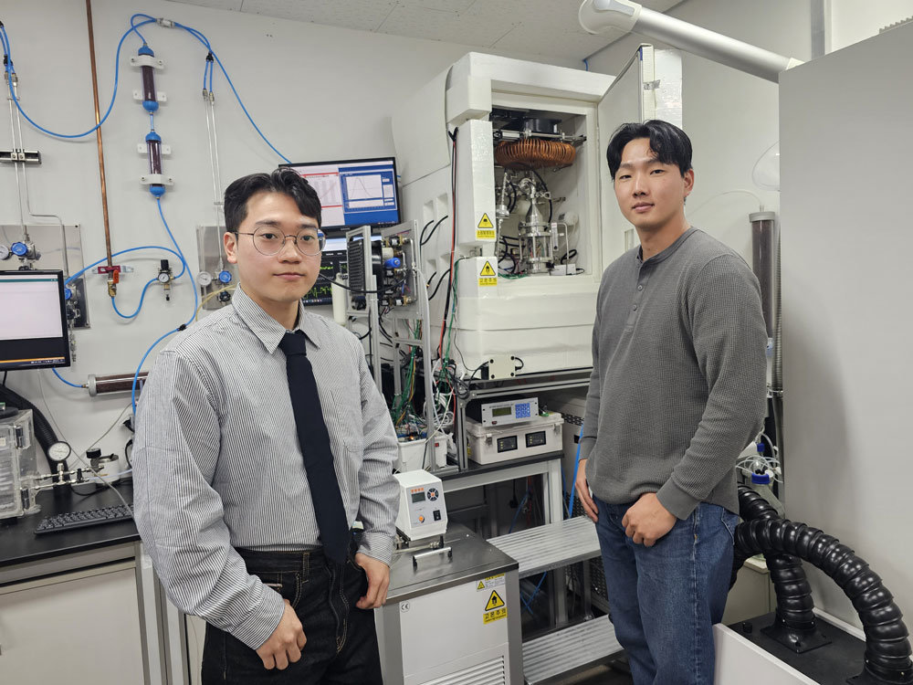 케이나노 지형우 PM(왼쪽)과 이유선 연구원(오른쪽) / 출처=IT동아