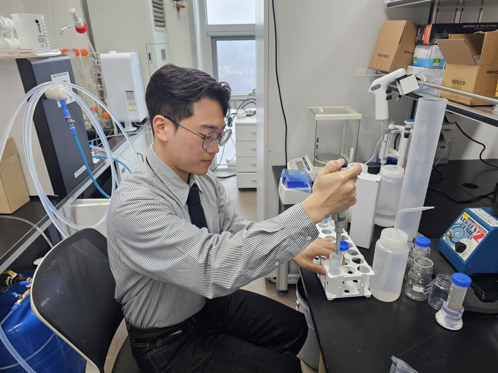 테스트를 수행 중인 지형우 케이나노 PM / 출처=IT동아