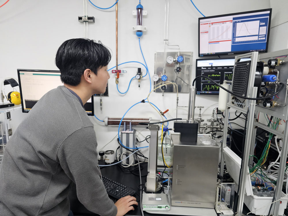 데이터 모니터링 중인 이유선 연구원 / 출처=IT동아