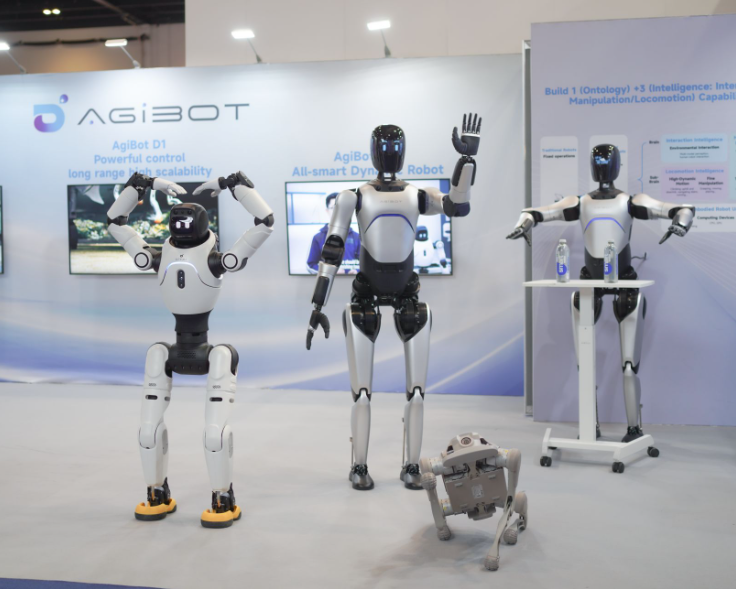 중국 애지봇의 휴머노이드 로봇과 로봇견. 애지봇은 지난해 설치 대수 기준으로 휴머노이드 로봇 시장 1위를 차지했다. 애지봇 제공