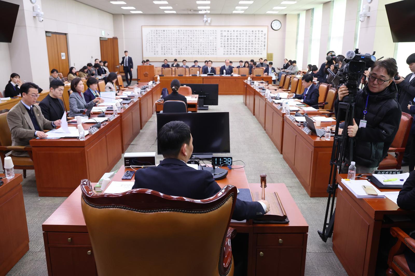 김용민 소위원장이 서울 여의도 국회에서 열린 법제사법위원회 법안심사제1소위원회에서 안건을 상정하고 있다. 2026.2.20 뉴스1