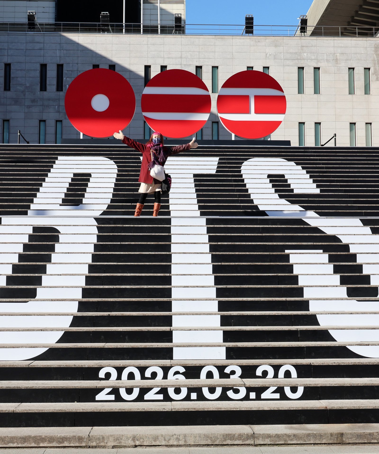 6일 오전 서울 종로구 세종문화회관 계단에 방탄소년단(BTS)의 정규 5집의 로고, 발매 일자, 팀명을 이용한 래핑이 되어 있다.  BTS의 정규 5집은 오는 3월20일 발매된다. 2026.01.06 뉴시스