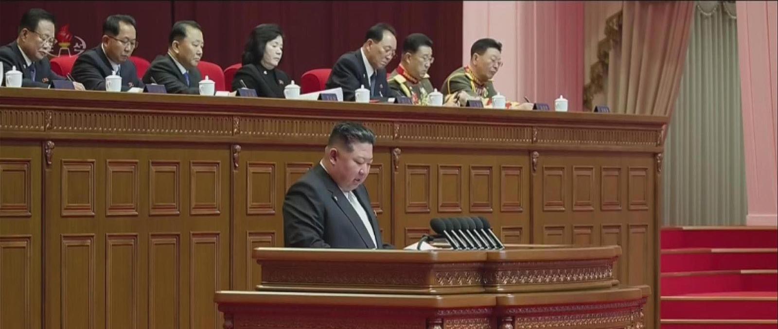 김정은 북한 국무위원장(앞)이 19일 평양에서 열린 제9차 노동당 대회에서 발언하고 있다. 노동신문은 20일 전날 개막한 9차 당 대회에서 김 위원장이 “대외적으로 보아도 국가의 지위를 불가역적으로 굳건히 다짐으로써 세계 정치 구도와 우리 국가에 미치는 영향 관계에서 커다란 변화를 가져왔다”고 말했다고 보도했다. 노동신문 뉴스1