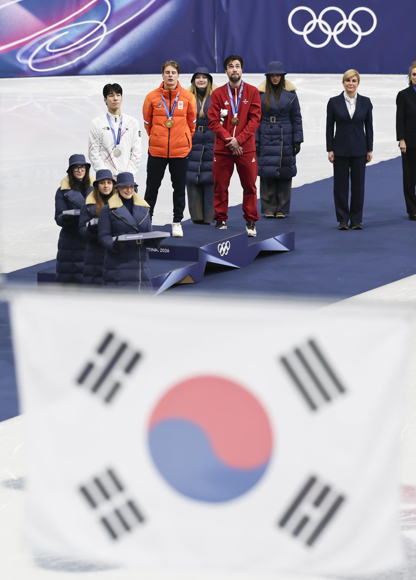 이탈리아 밀라노 아이스 스케이팅 아레나에서 2026 밀라노·코르티나 담페초 동계올림픽 쇼트트랙 스피드스케이팅 남자 1500m 시상식이 열리고 있다. 2026.02.15 뉴시스