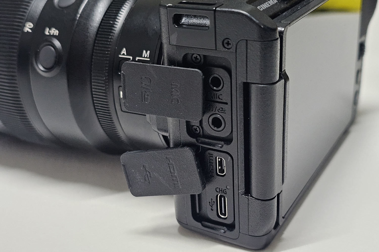 외부 장치를 연결하기 위한 단자들이 측면에 제공된다 / 출처=IT동아