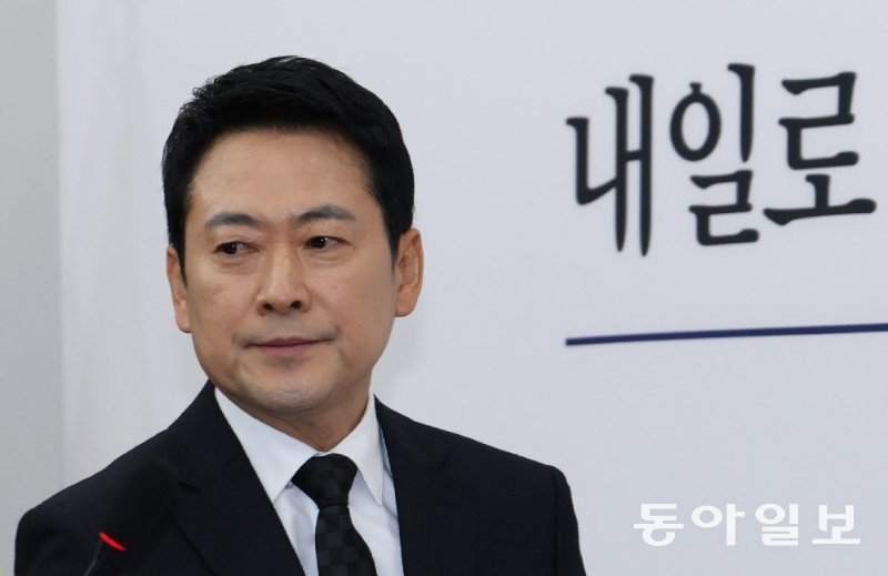 국민의힘 장동혁 대표가 20일 오전 국회에서 기자간담회를 열고 윤석열 전 대통령이 지난 19일 내란 혐의 1심에서 무기징역을 선고받은 데 대해 “안타깝고 참담하다”고 했다. 장 대표는 “아직 1심 판결”이라며 “무죄 추정의 원칙은 누구에게나 예외 없이 적용돼야 한다”고 말했다. 2026.02.20 이훈구 기자 ufo@donga.com