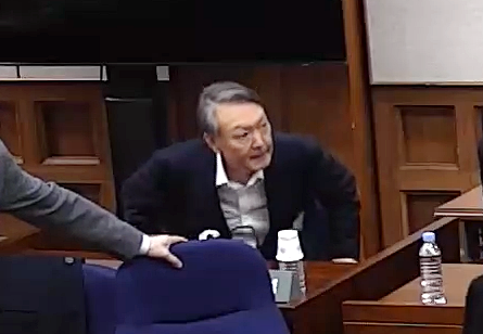 12·3 비상계엄 사태와 관련한 내란 우두머리 혐의로 재판에 넘겨진 윤석열 전 대통령이 서울중앙지법에서 열린 1심 선고 공판에 출선한 모습. 서울중앙지법 재판 중계 화면 캡처