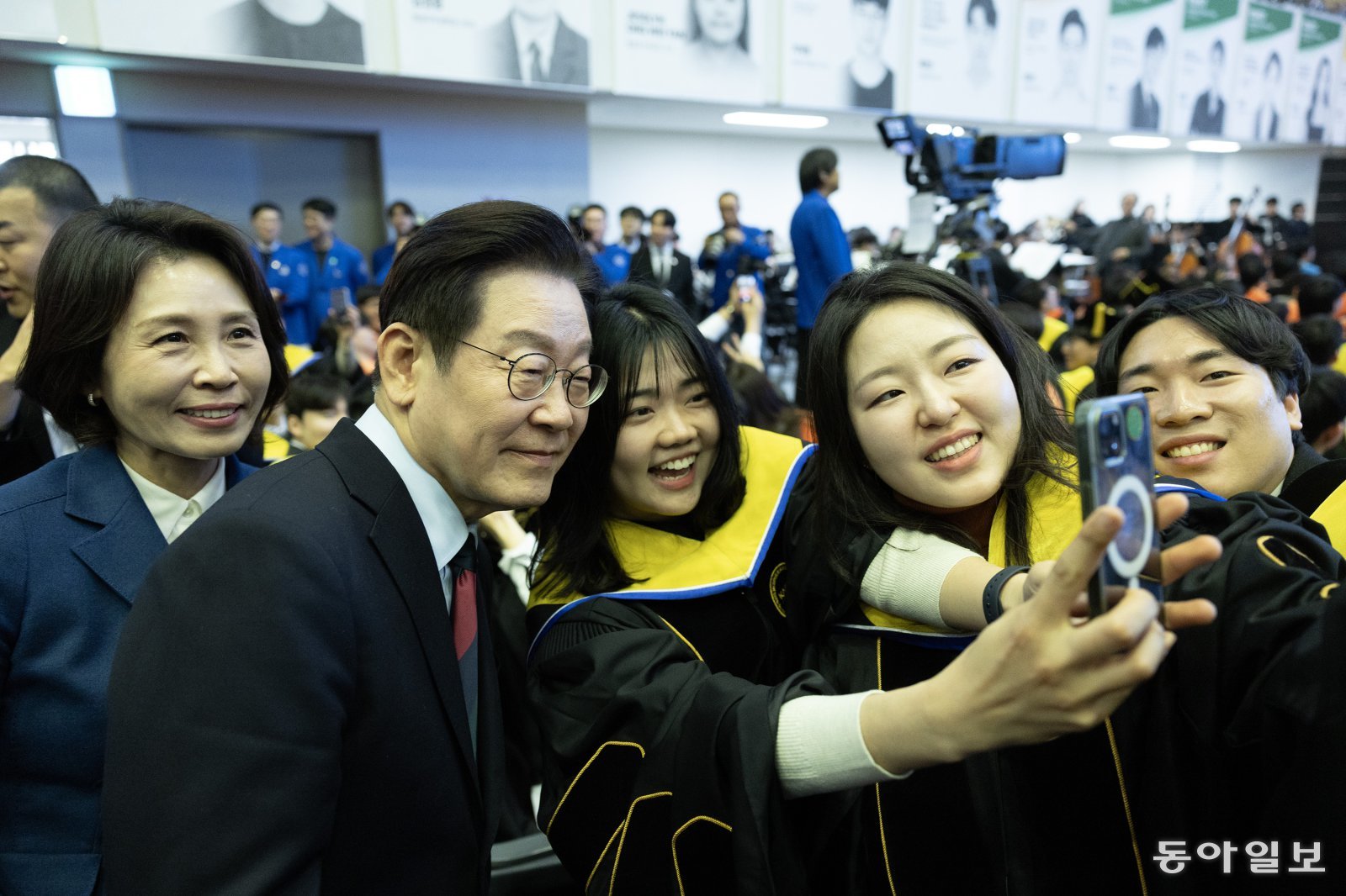 KAIST 졸업식 찾아 “돈 없어 연구 멈추는 일 없도록” 이재명 대통령과 김혜경 여사가 20일 대전 KAIST에서 열린 학위수여식을 마치고 퇴장하던 중 졸업생들과 사진을 찍고 있다. 이 대통령은 이날 축사에서 “우리 정부는 (지난 정부 시절) 연구개발(R&D) 예산 삭감으로 무너진 연구생태계를 복원하는 일에 온 힘을 쏟고 있다”고 강조했다. 대전=송은석 기자 silverstone@donga.com