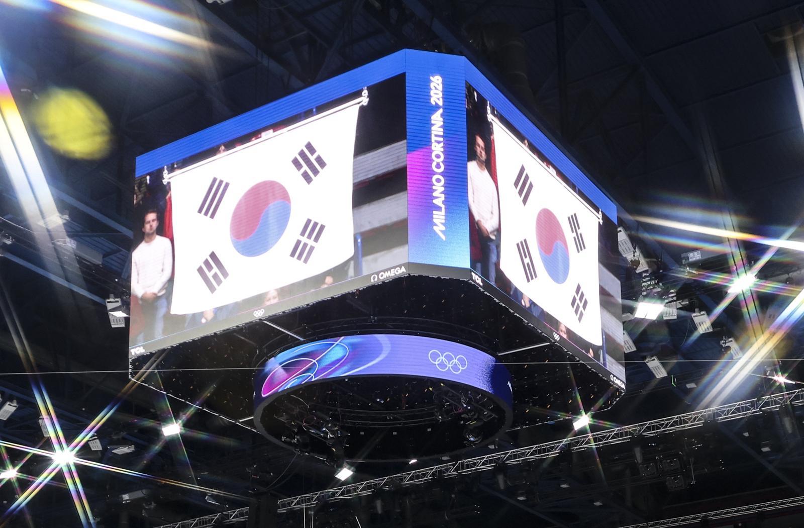 지난 19일(한국 시간) 이탈리아 밀라노 아이스스케이팅 아레나에서 열린 쇼트트랙 여자 3000m 계주 결승 시상식 전광판에 잘못된 디자인의 태극기가 나오고 있다.  2026 밀라노·코르티나담페초 동계올림픽 쇼트트랙 시상식에서 잘못된 디자인의 태극기가 게양된 것을 두고 국제올림픽위원회(IOC)와 대회 조직위원회가 공식 사과했다. 2026.02.20. [밀라노=뉴시스]
