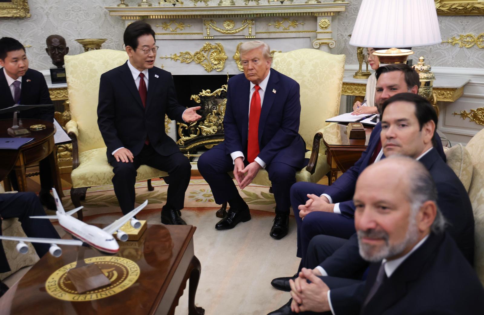 이재명 대통령과 도널드 트럼프 미국 대통령이 25일(현지시간) 워싱턴 백악관에서 한미 정상회담을 열고 있다. 워싱턴=송은석 기자 silverstone@donga.com