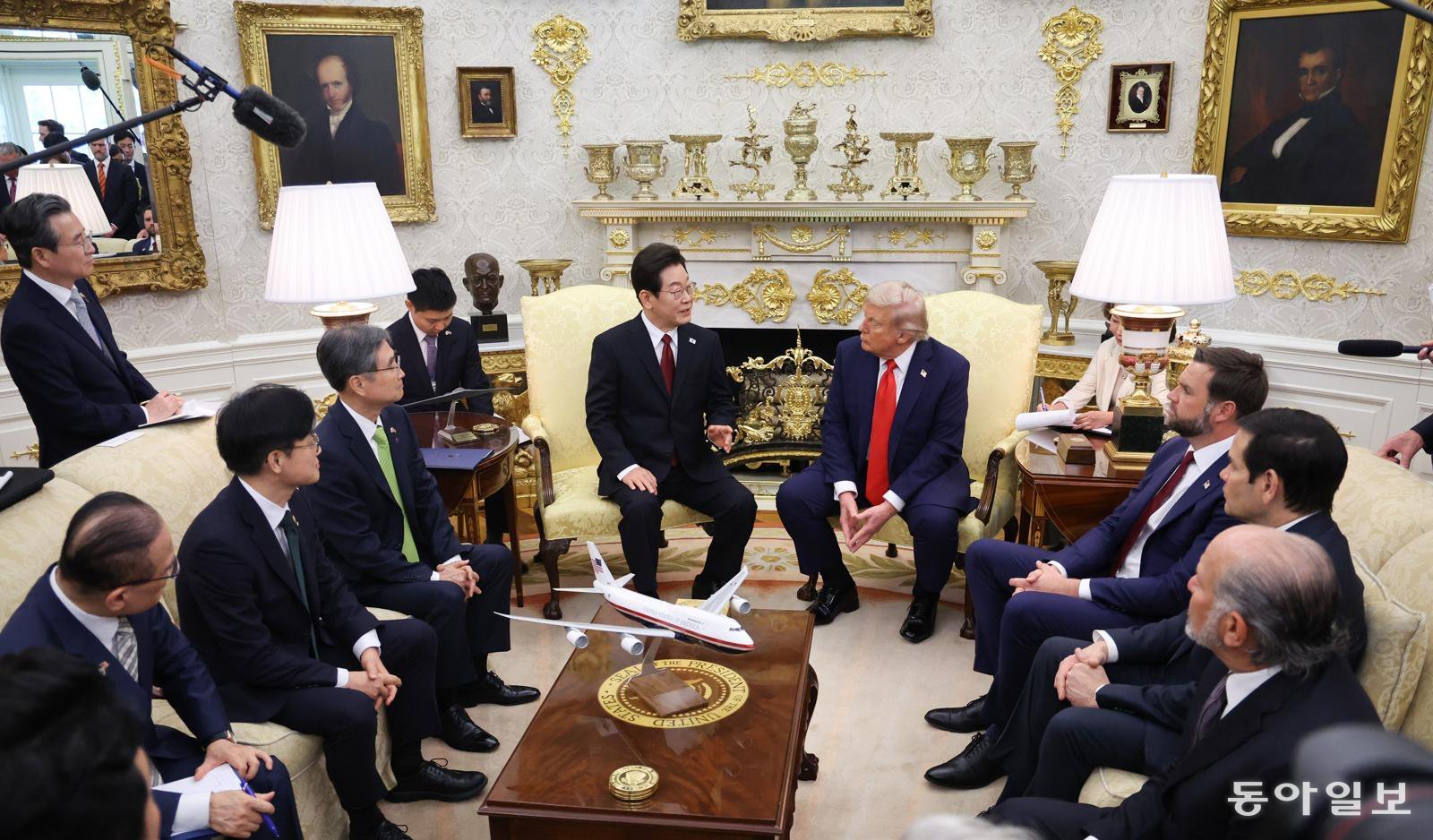 이재명 대통령이 25일(현지시간) 미국 워싱턴DC 백악관 오벌 오피스에서 도널드 트럼프 미국 대통령과 한미정상회담을 하고 있다.   워싱턴=송은석 기자 silverstone@donga.com