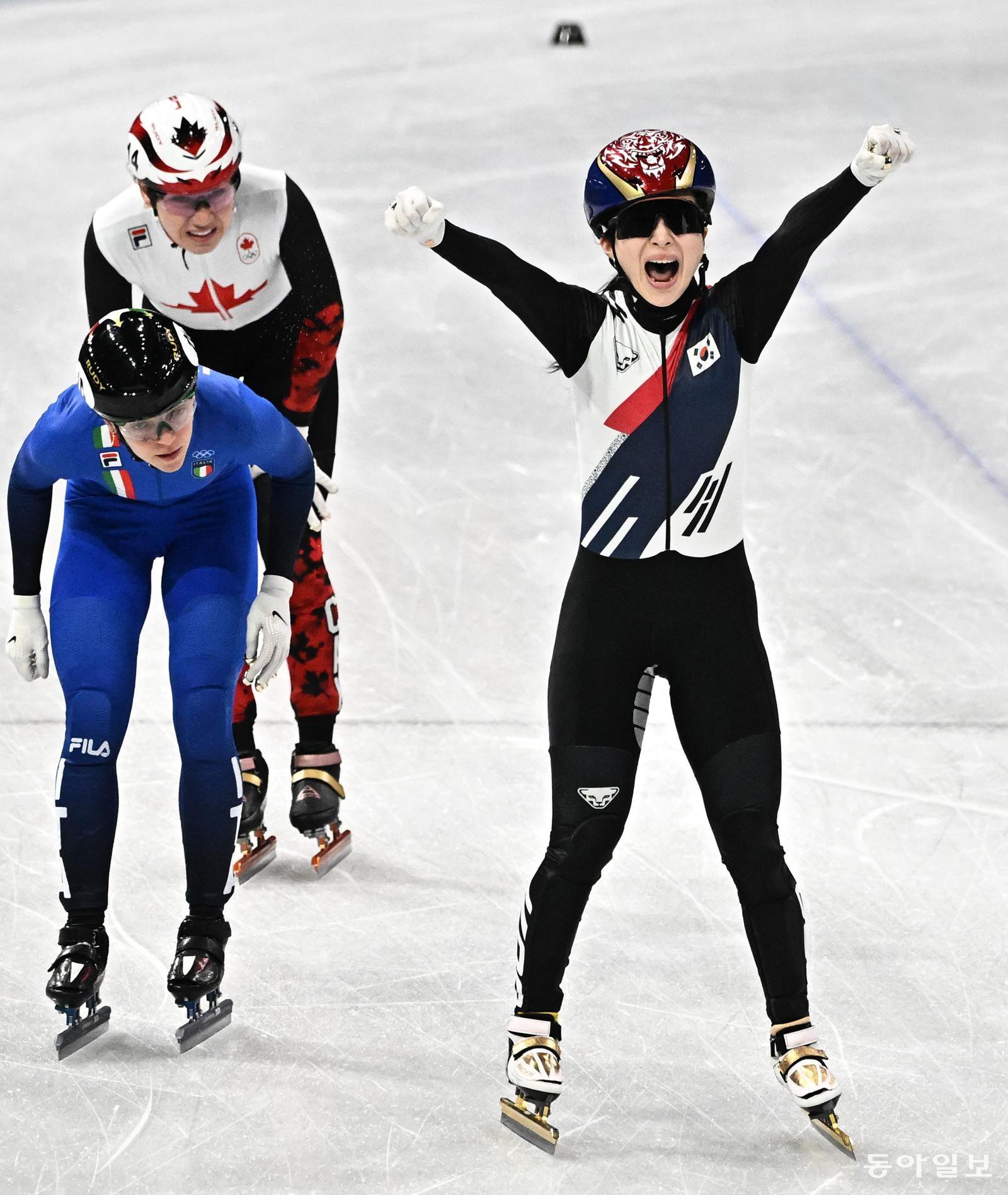 19일(한국시간) 이탈리아 밀라노 스피드스케이팅 아레나에서 열린 밀라노동계올림픽 쇼트트랙 여자 3000m 계주 결승전에서 1위로 통과하며 금메달을 확정지은 뒤 환호하는 김길리(오른쪽). 그 뒤로 2위로 레이스를 마친 이탈리아의 마지막 주자 아리아나 폰타나, 3위로 마친 캐나다의 코트니 사로가 보인다. 밀라노=전영한 기자 scoopjyh@donga.com