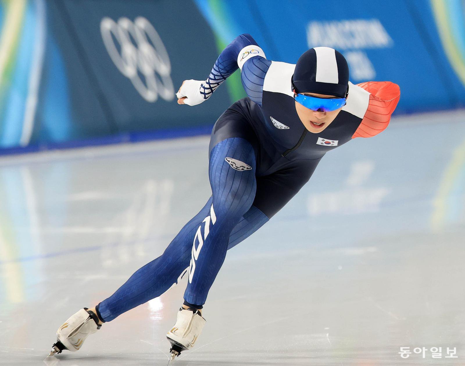 한국 스피드스케이팅 국가대표 정재원이 20일 열린 2026 밀라노-코르티나담페초 겨울올림픽 남자 1500m에서 역주하고 있다. 정재원은 1분45초80의 기록으로 14위에 자리했다. 정재원은 21일과 22일에 각각 준결선, 결선이 열리는 주 종목 매스스타트에서 올림픽 3회 연속 메달에 도전한다. 밀라노=전영한 기자 scoopjyh@donga.com